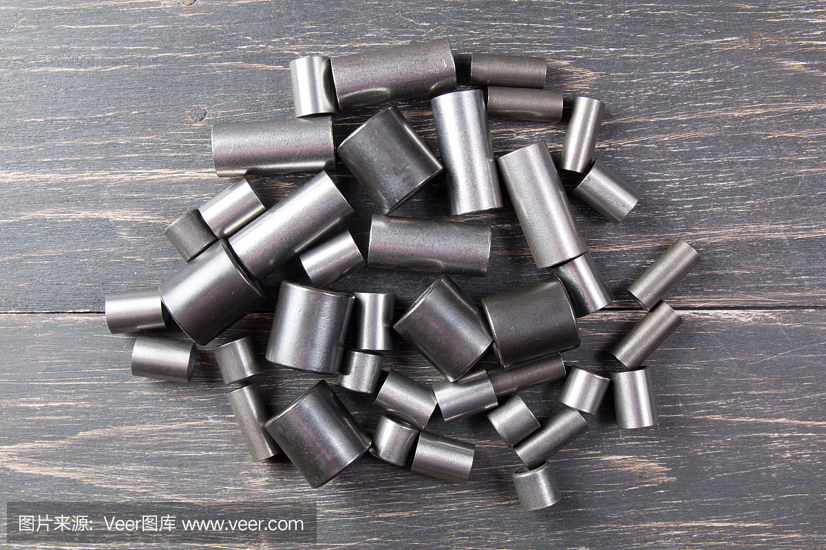 金属圆筒-黑色背景上的工业滚子驱动链的元件